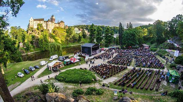 Léto pod hradem Loket